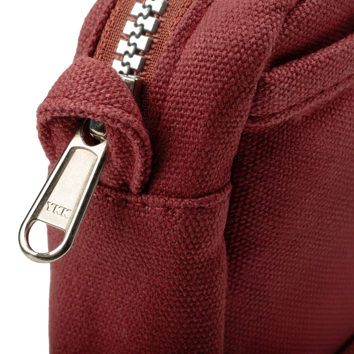 Soolla® Studio Pouch in Sangria – zipper detail